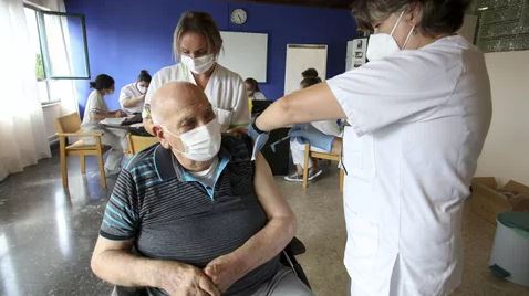 Apuntan a la vacunación tras el repunte de casos de COVID