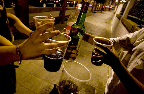 Afirman que en San Juan la edad de inicio al consumo de alcohol es a los 13 años