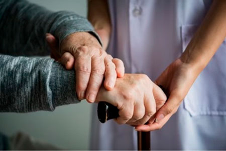 Escasean opciones para cuidar a los adultos mayores: ¿Qué hacer ante la saturación de residencias geriátricas?